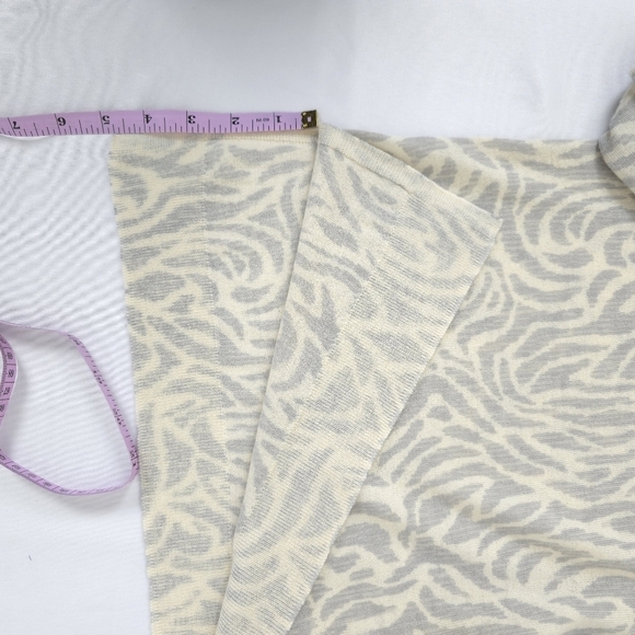 Vineyard Vines Superfine Merino Wool Animal Print V-Neck Sweater, size XS - Picture 11 of 13